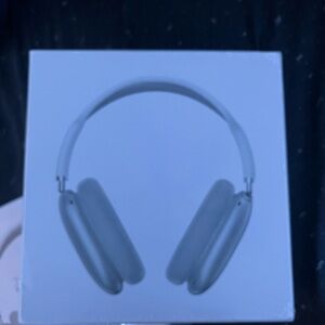Over-Ear Headphones in Silver - Pictorial Box